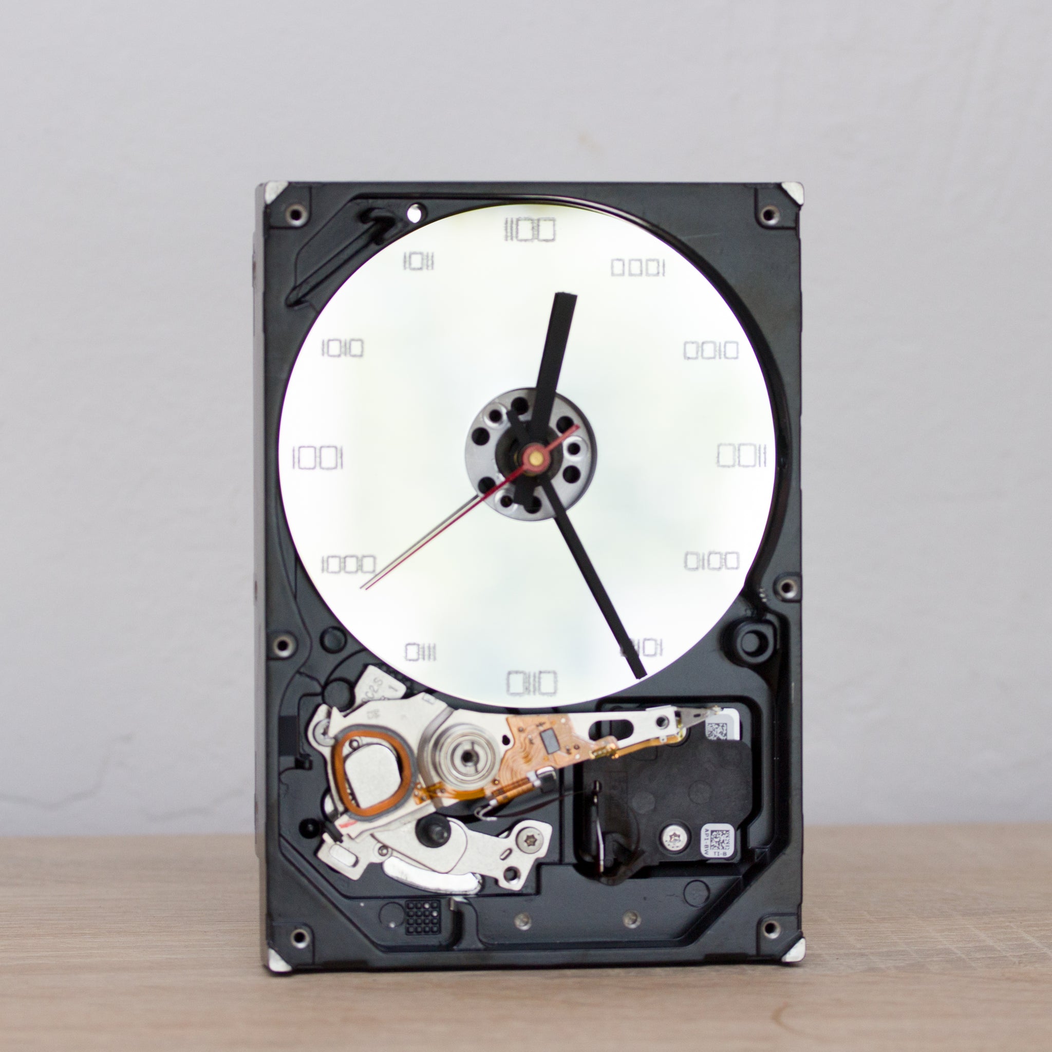 Desk clock made of recycled HDD drive