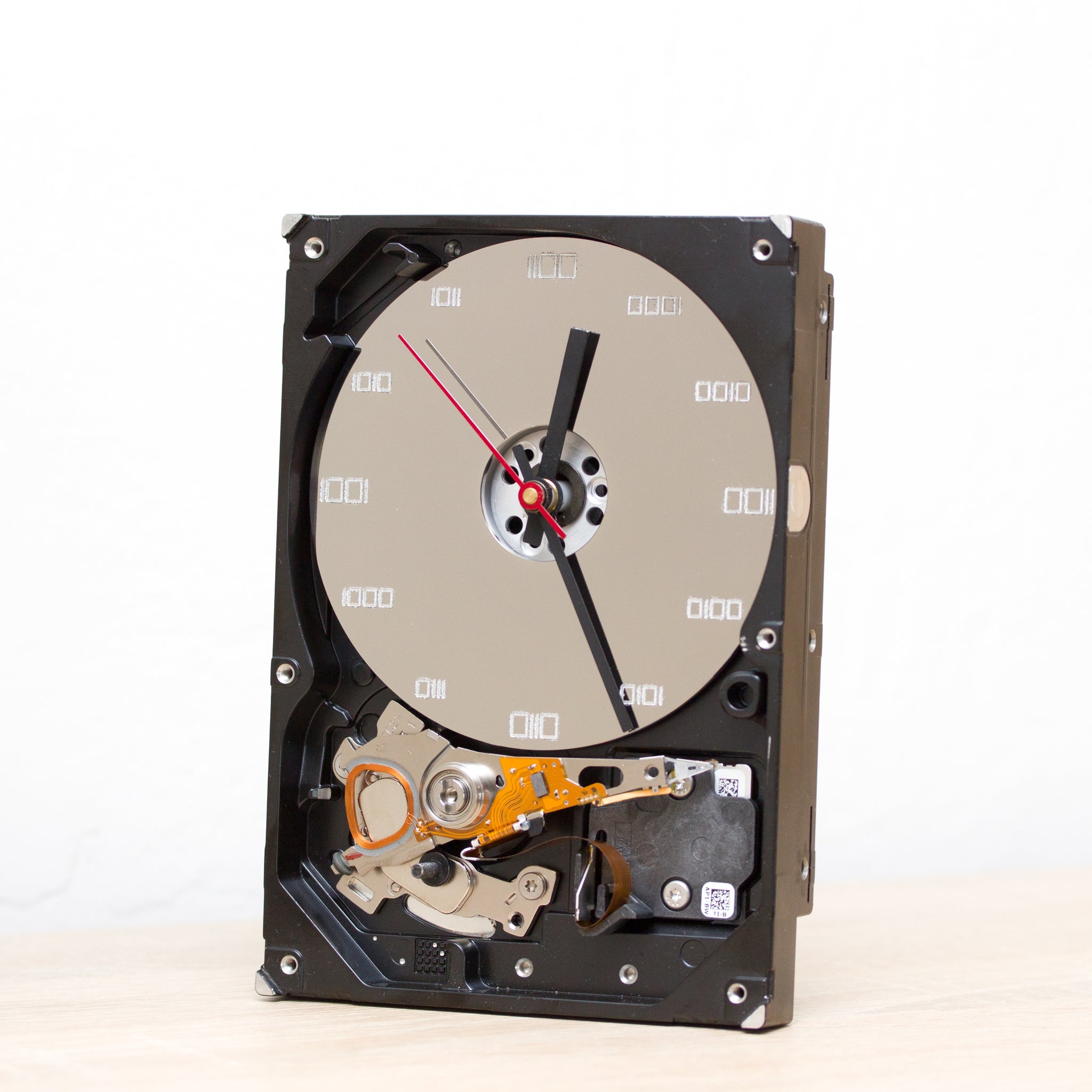 Desk clock made of recycled HDD drive