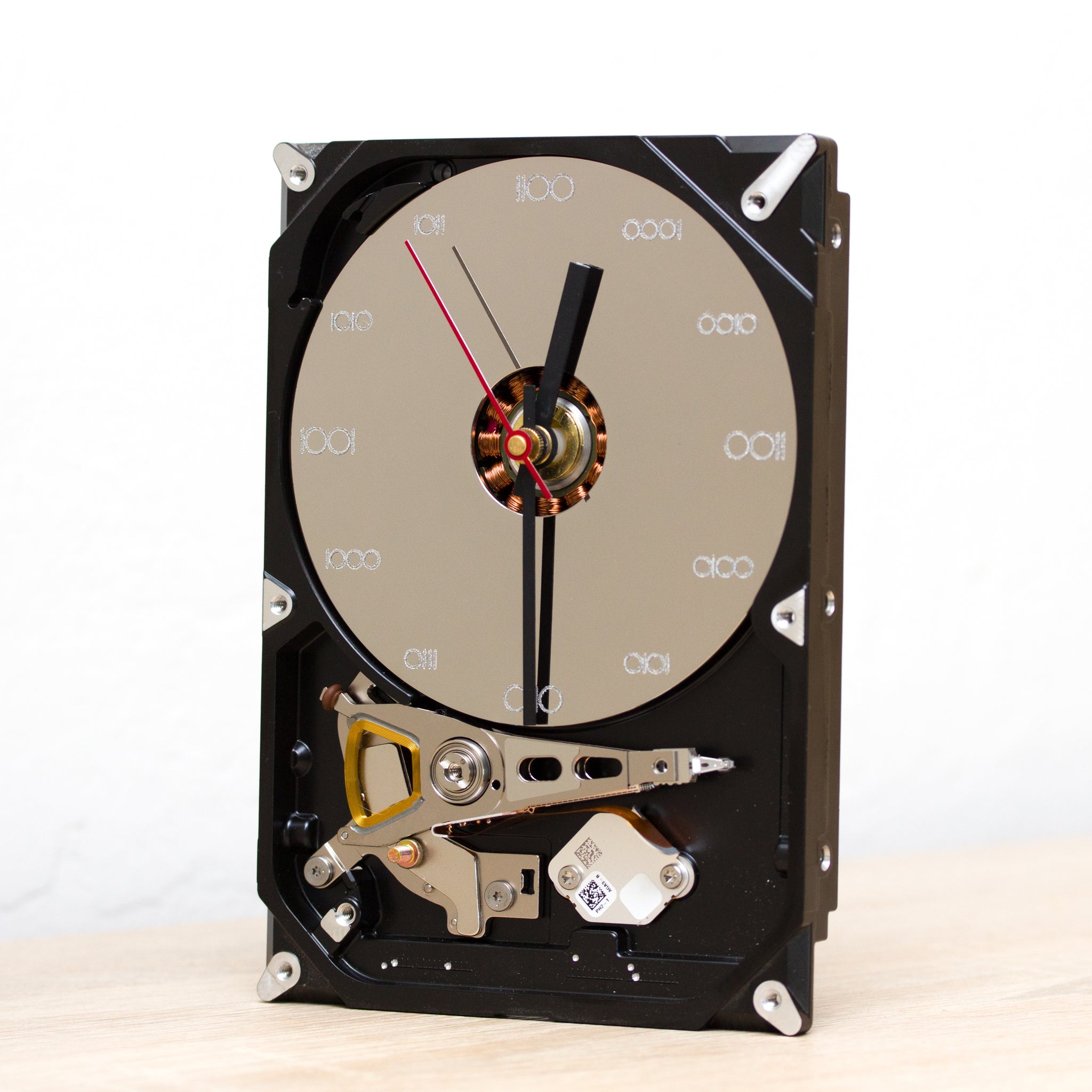 Desk clock made of recycled HDD drive