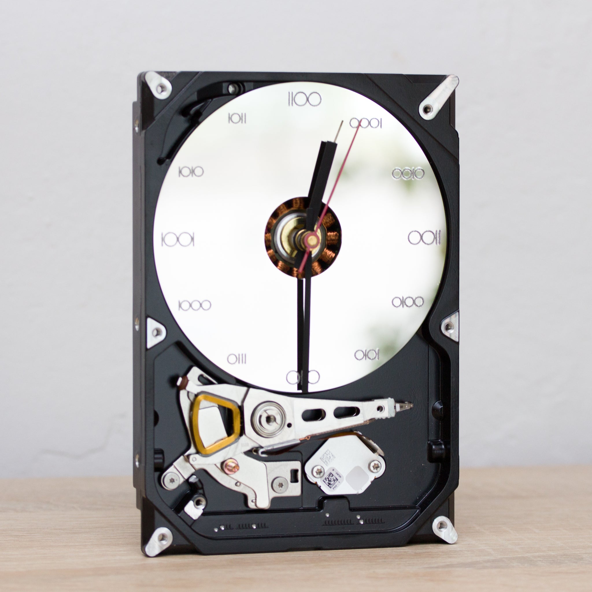 Desk clock made of recycled HDD drive