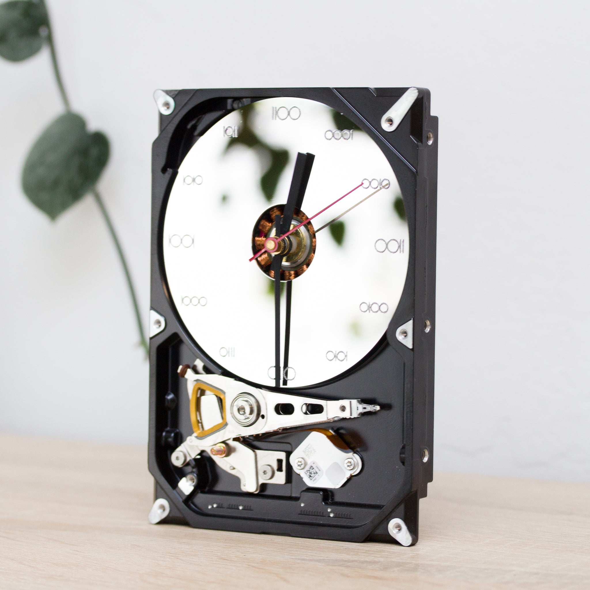 Desk clock made of recycled HDD drive