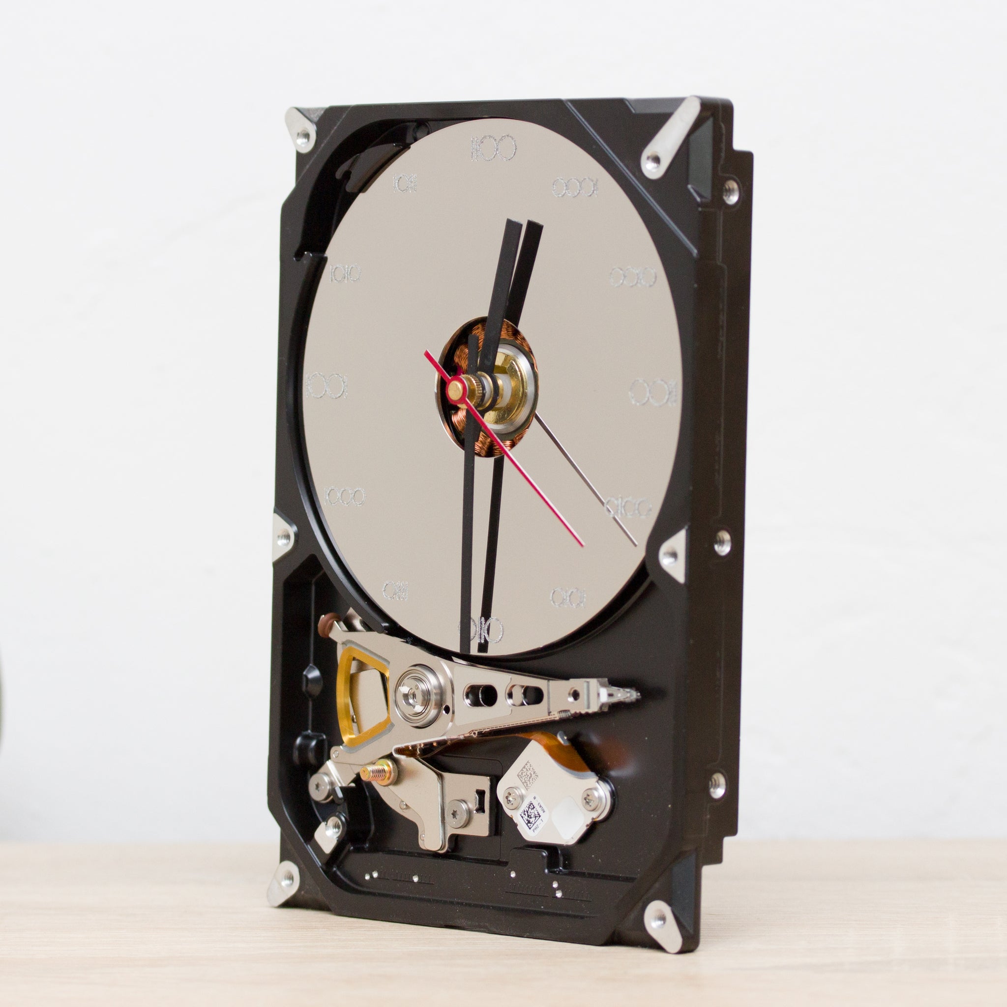Desk clock made of recycled HDD drive