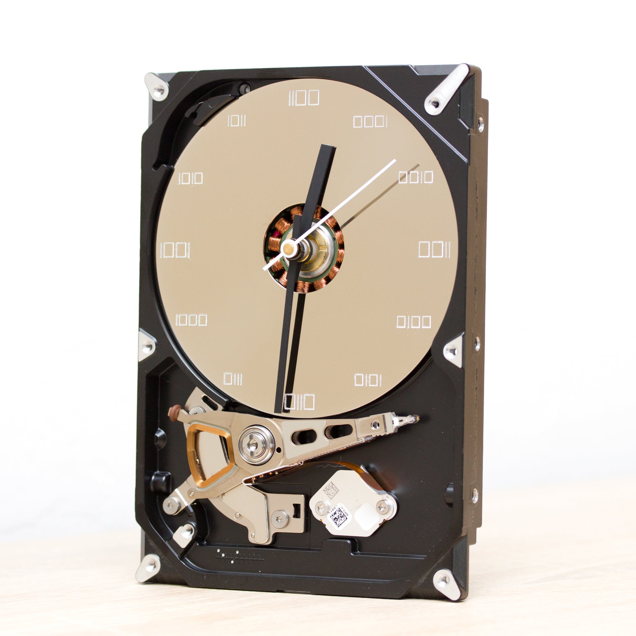 Desk clock made of recycled HDD drive