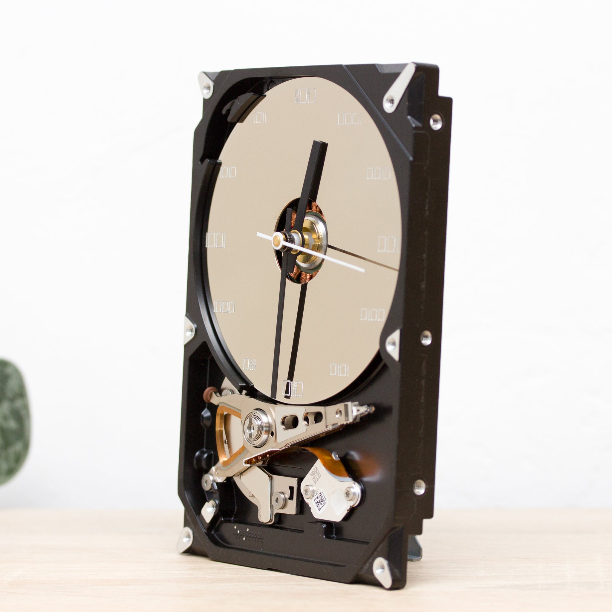 Desk clock made of recycled HDD drive