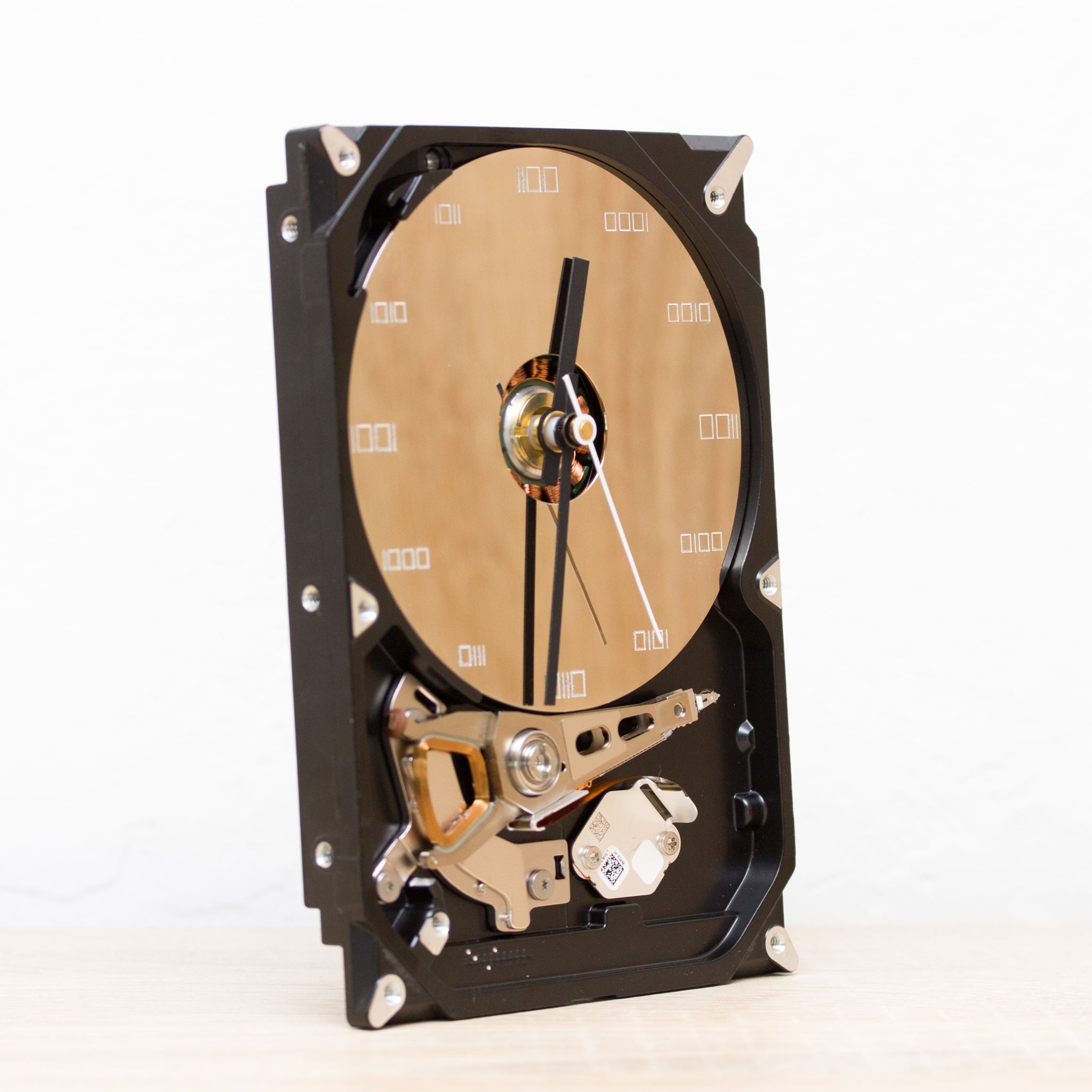 Desk clock made of recycled HDD drive