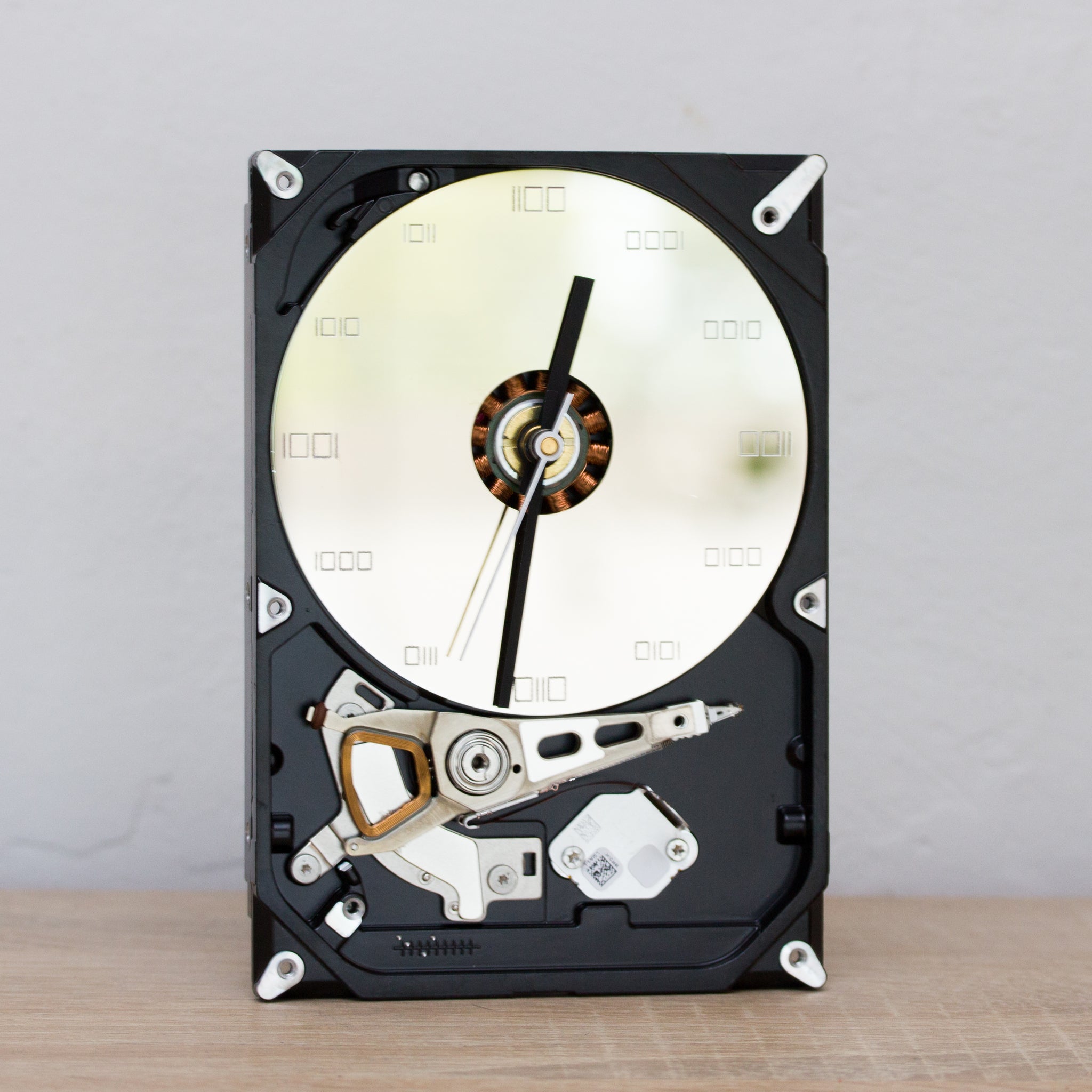 Desk clock made of recycled HDD drive