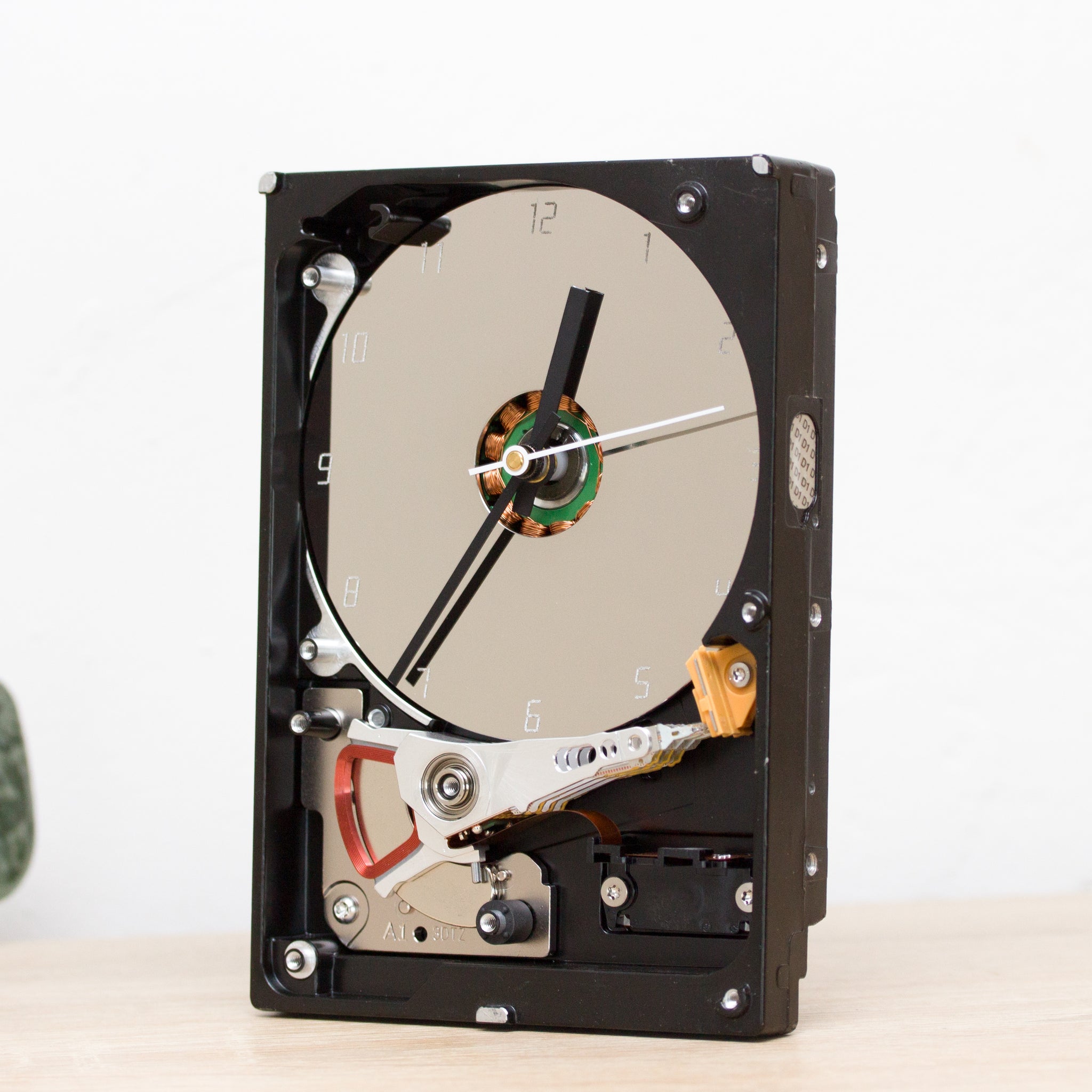 Clock for techie lover made of a recycled HDD