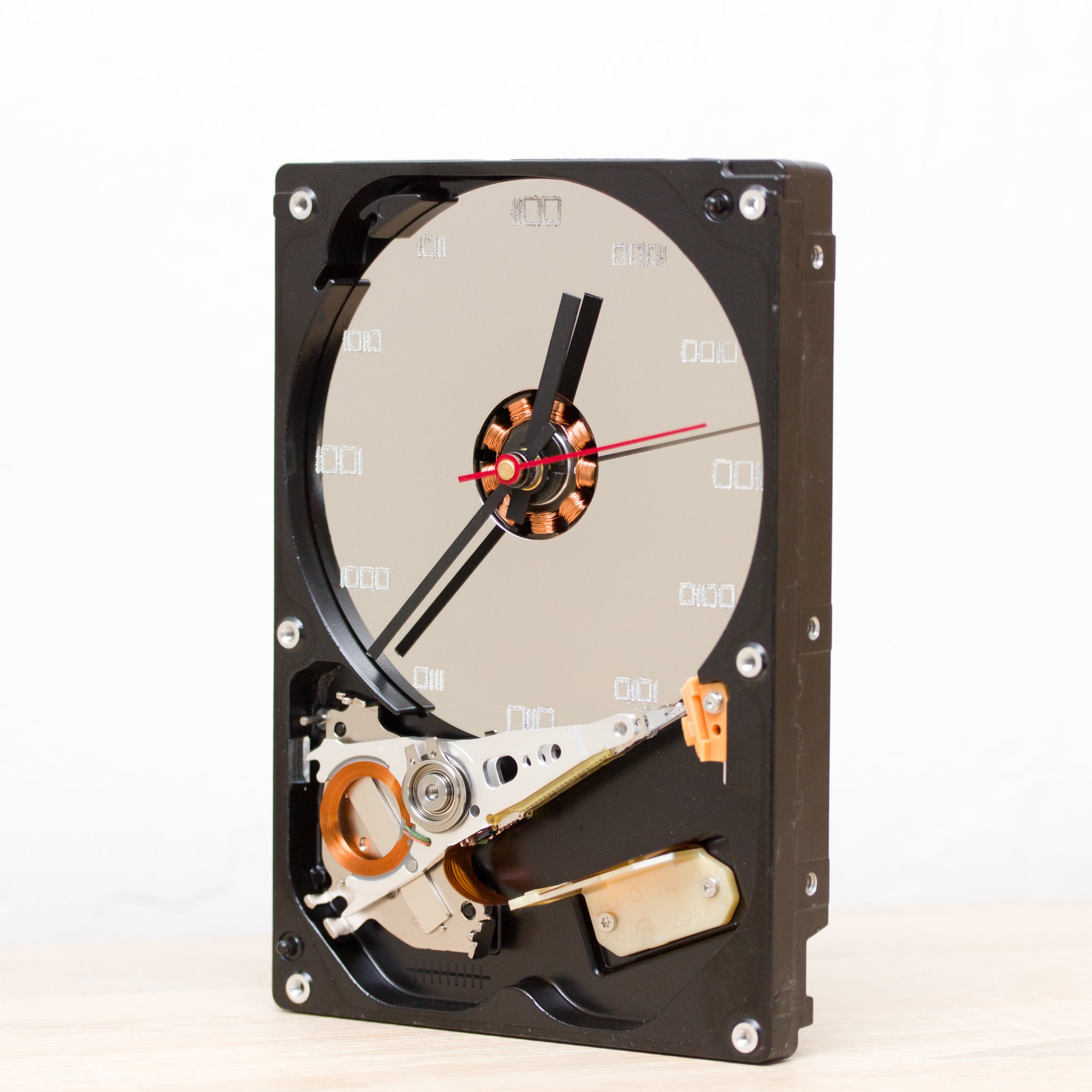 Clock for techie lover made of a recycled HDD