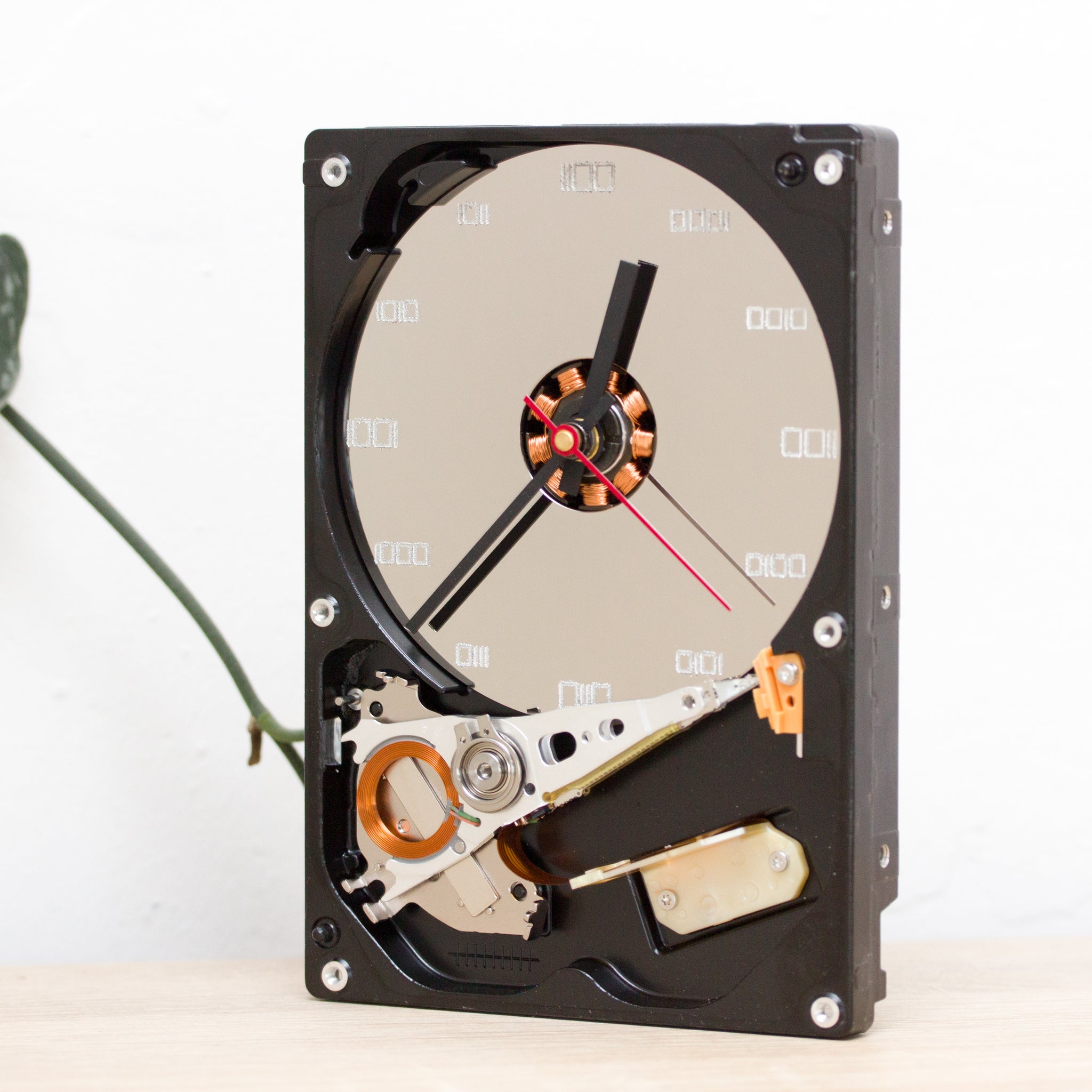 Clock for techie lover made of a recycled HDD