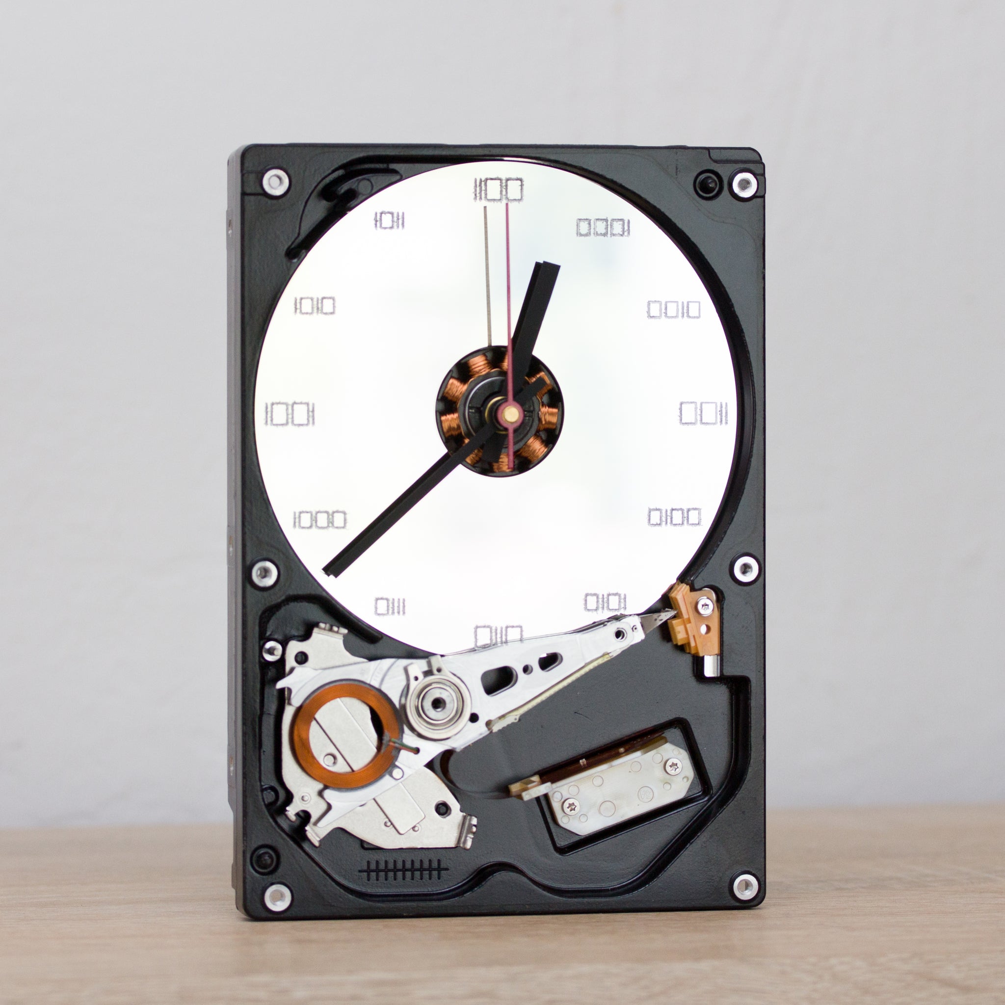 Clock for techie lover made of a recycled HDD