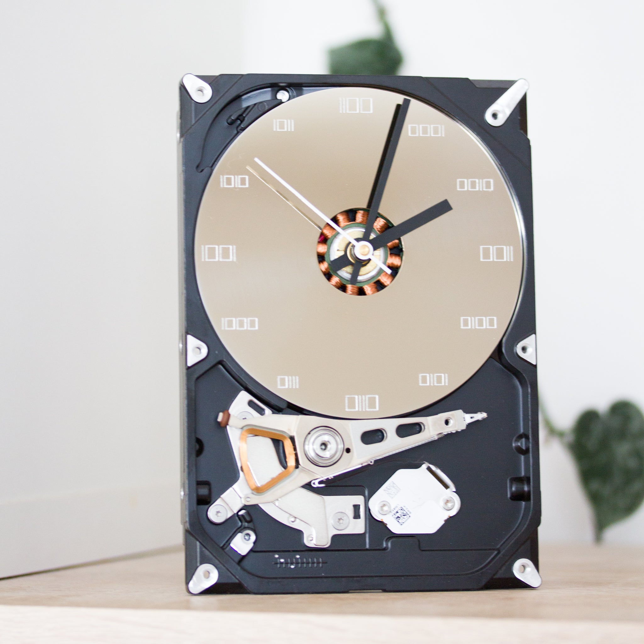 Desk clock made of recycled HDD drive