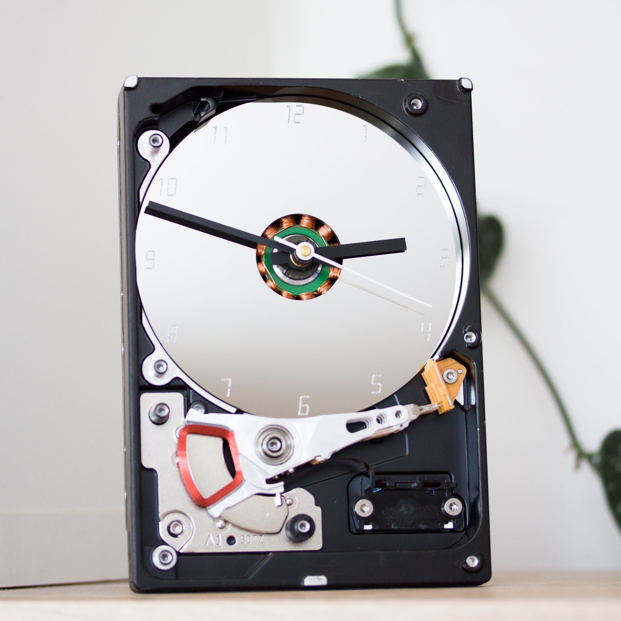 Clock for techie lover made of a recycled HDD