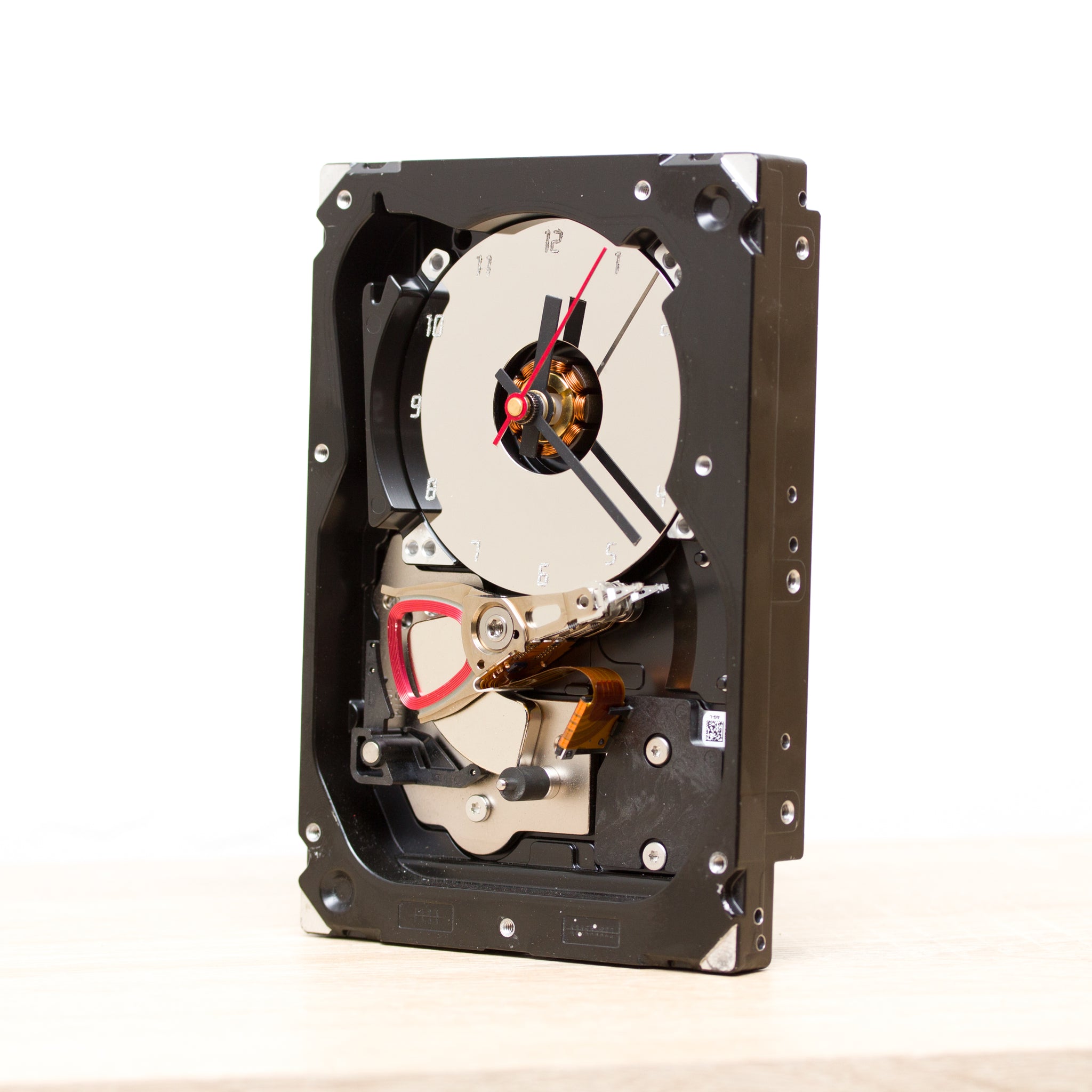 Clock for techie lover made of a recycled HDD