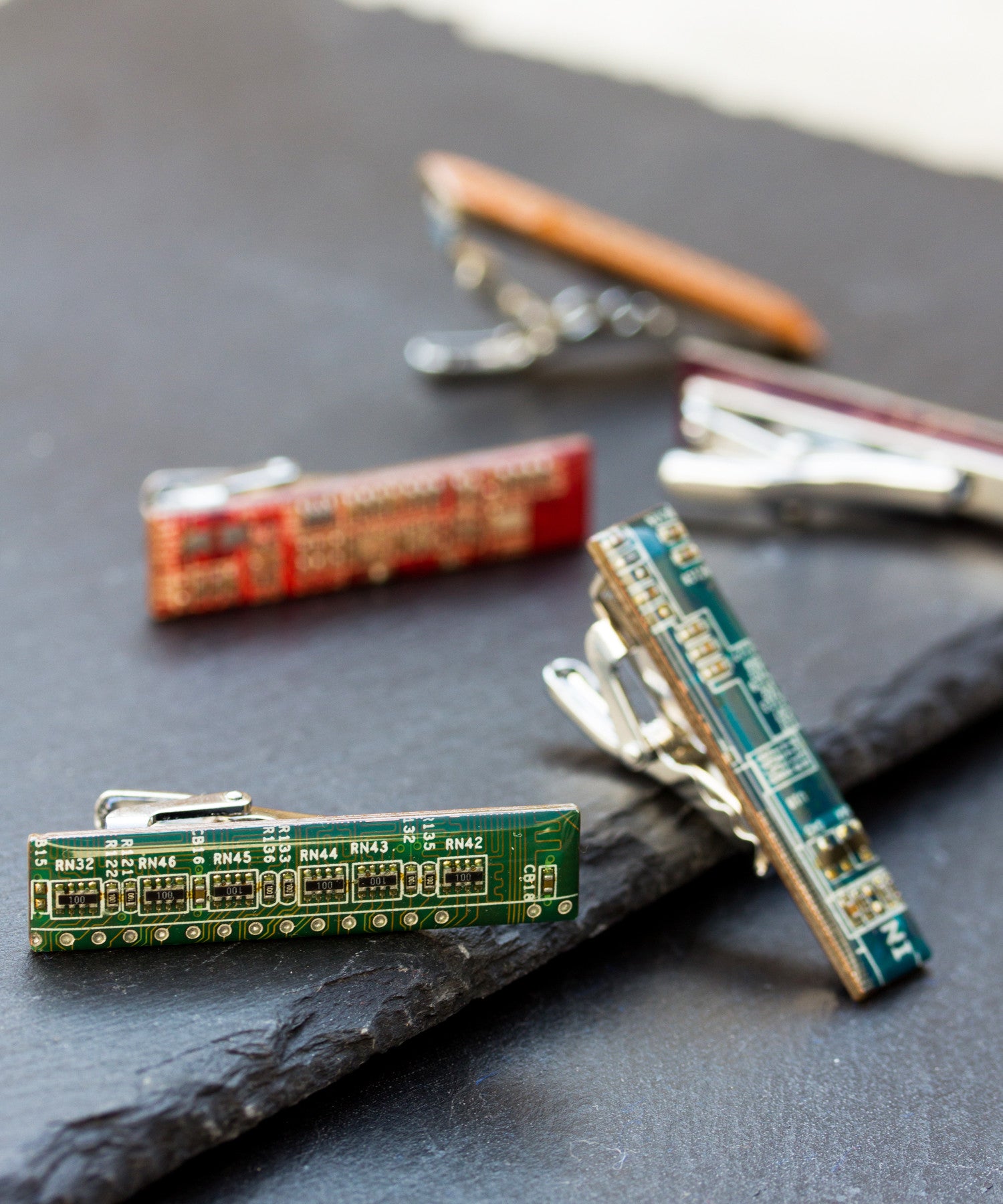 Short tie bar for a slim tie