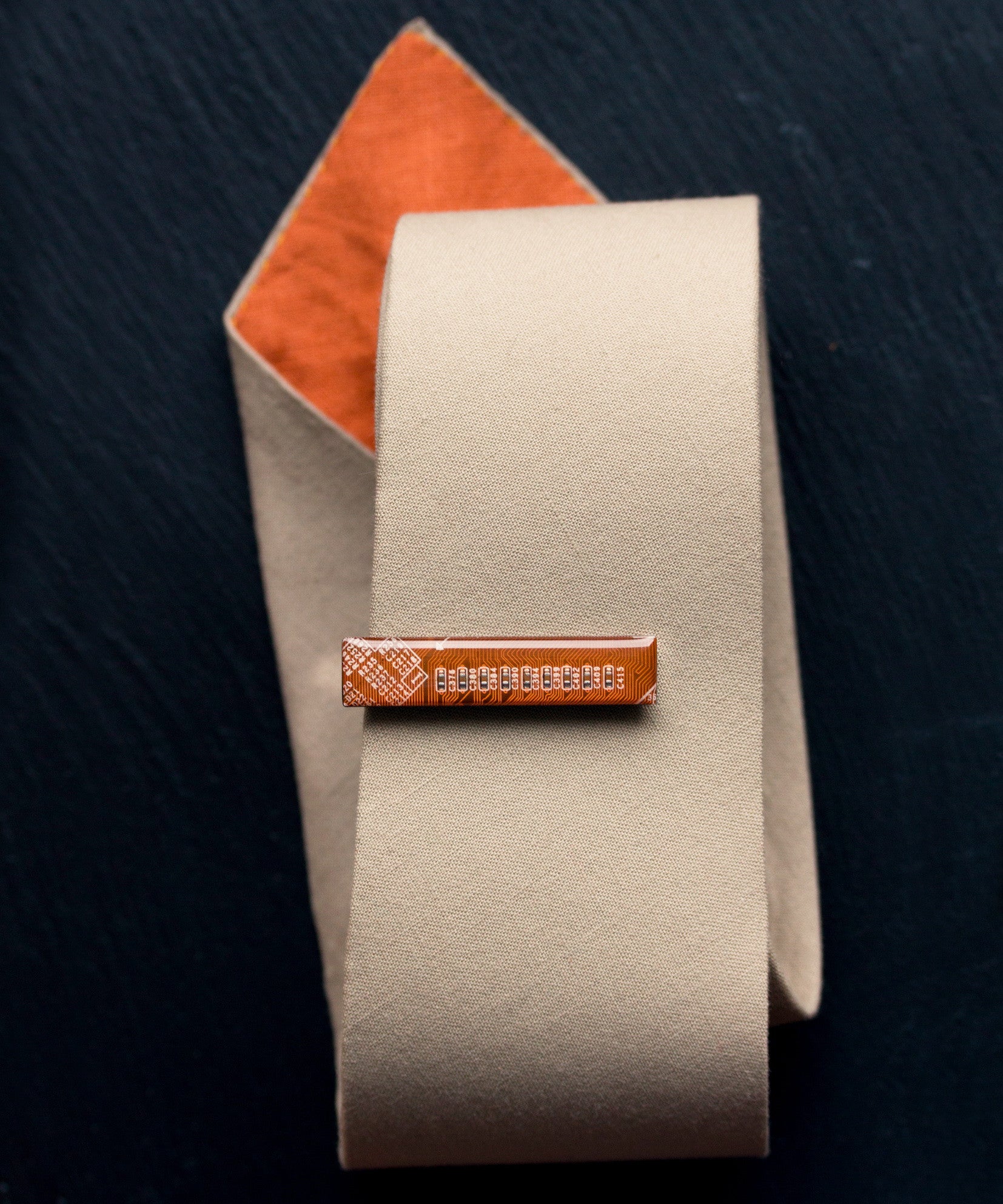 Short tie bar for a slim tie, made of circuit board