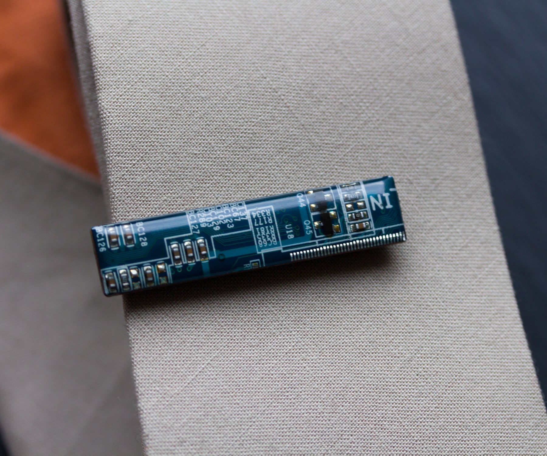 Short tie bar for a slim tie, made of circuit board