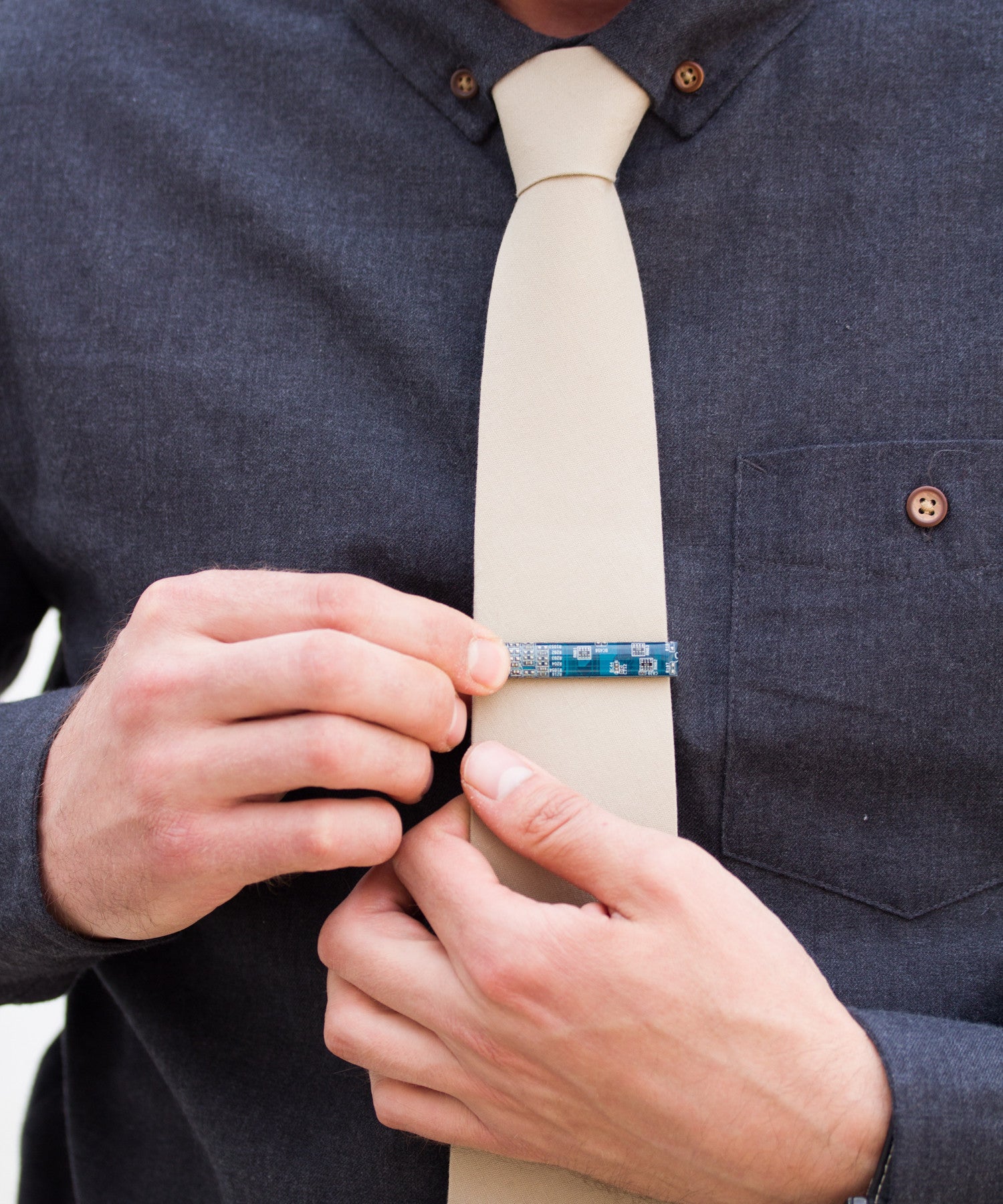 Tie bar made of circuit board