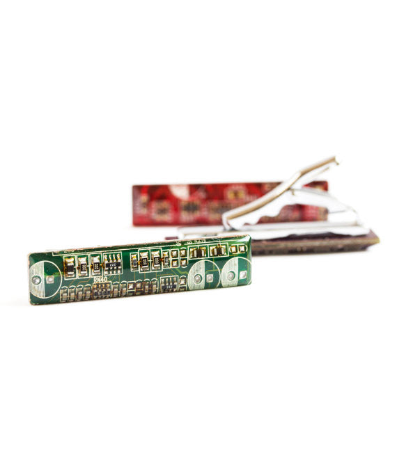 Short tie bar for a slim tie