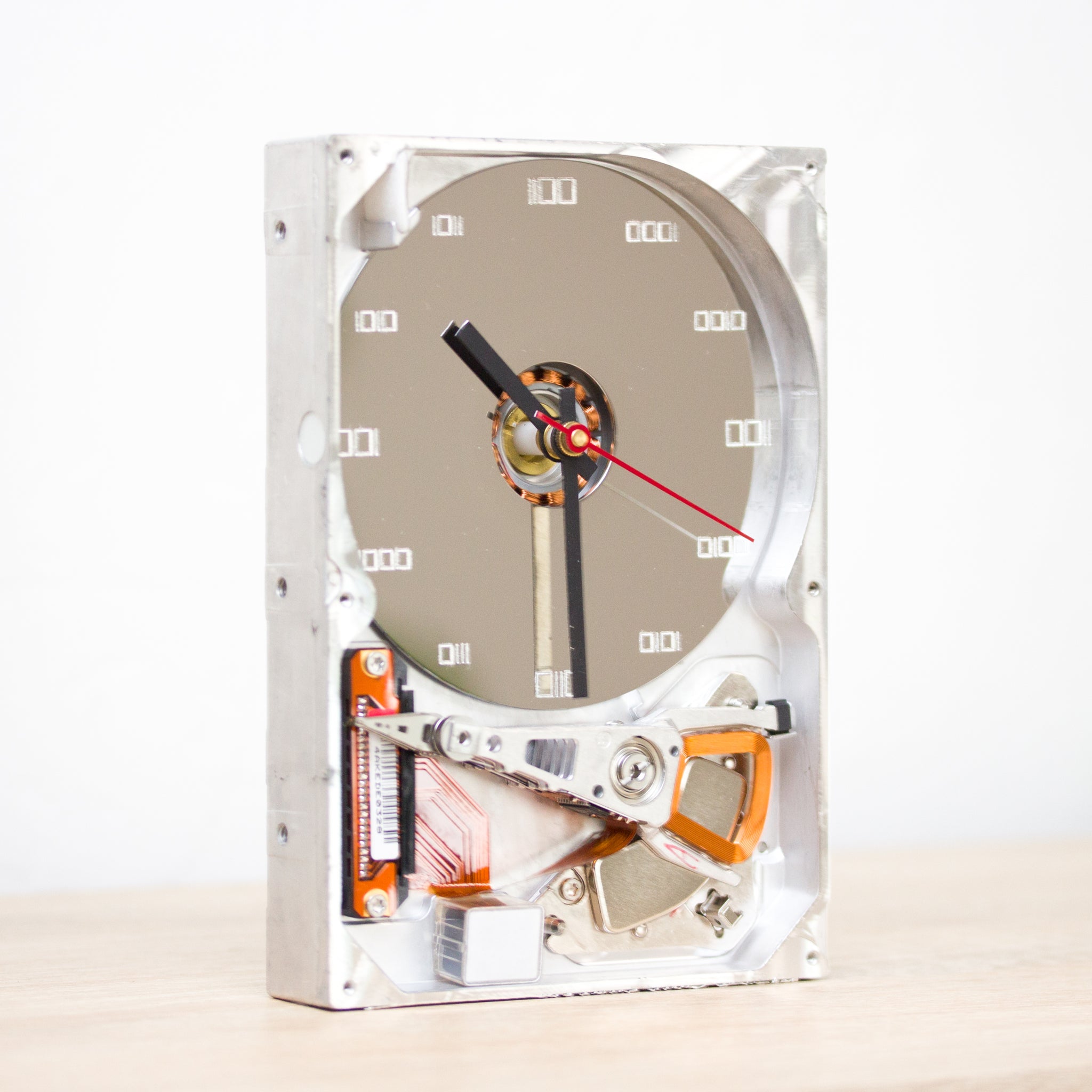Desk clock made of recycled HDD drive