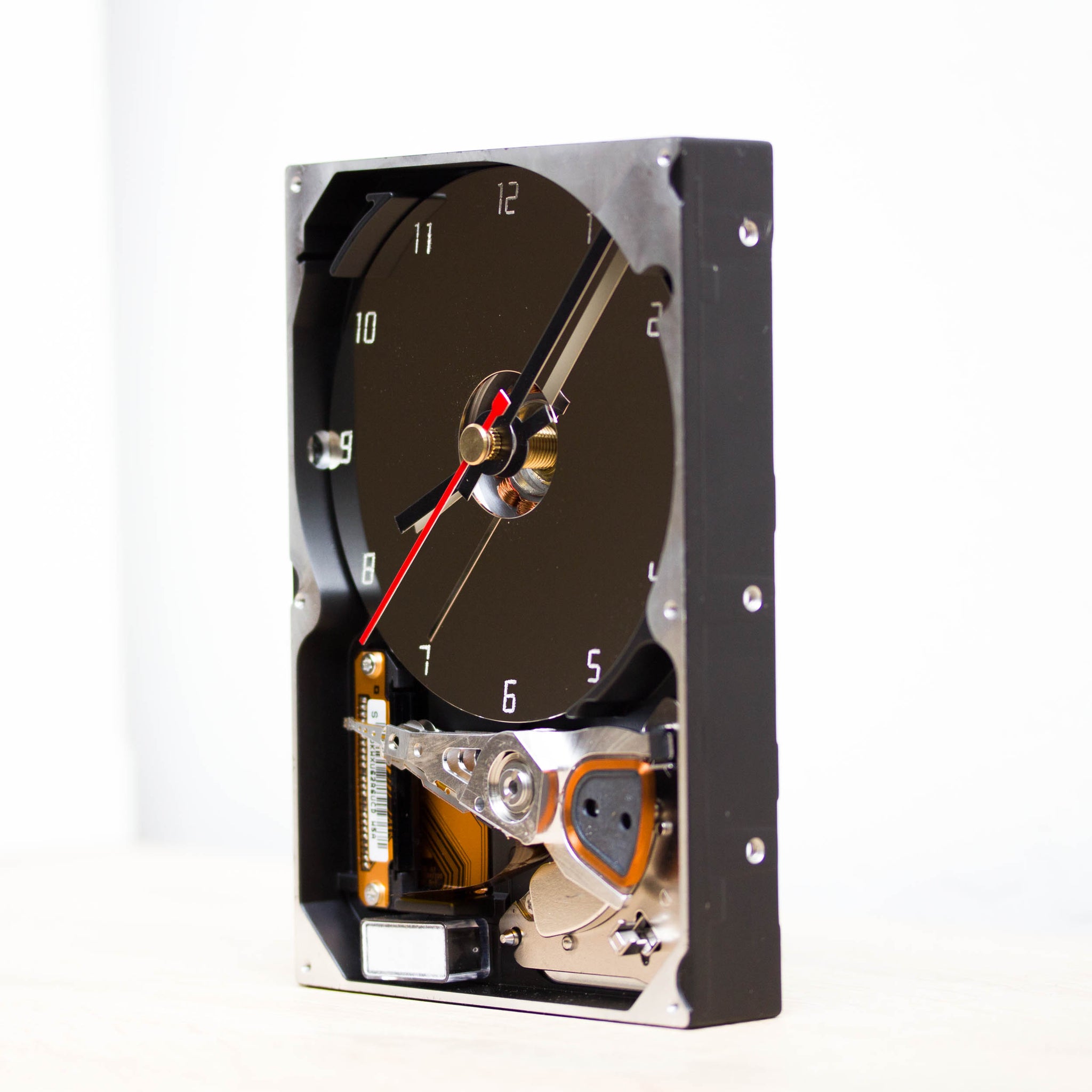 Geeky desk clock made of recycled HDD drive