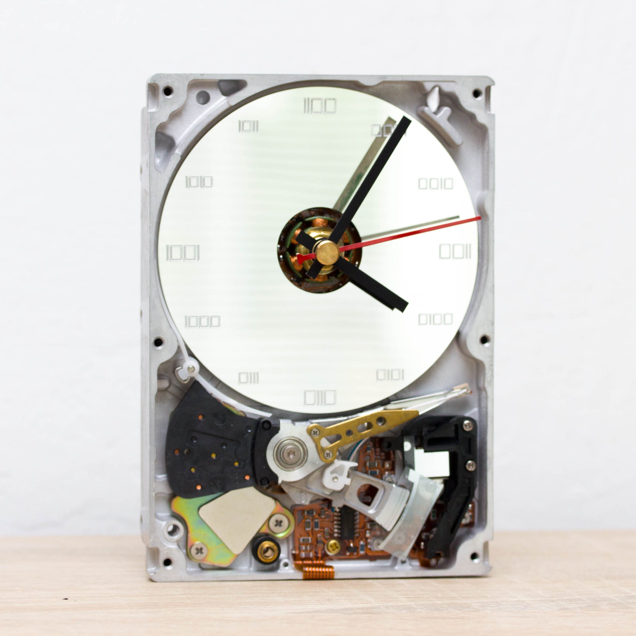 Clock for techie lover made of a recycled HDD