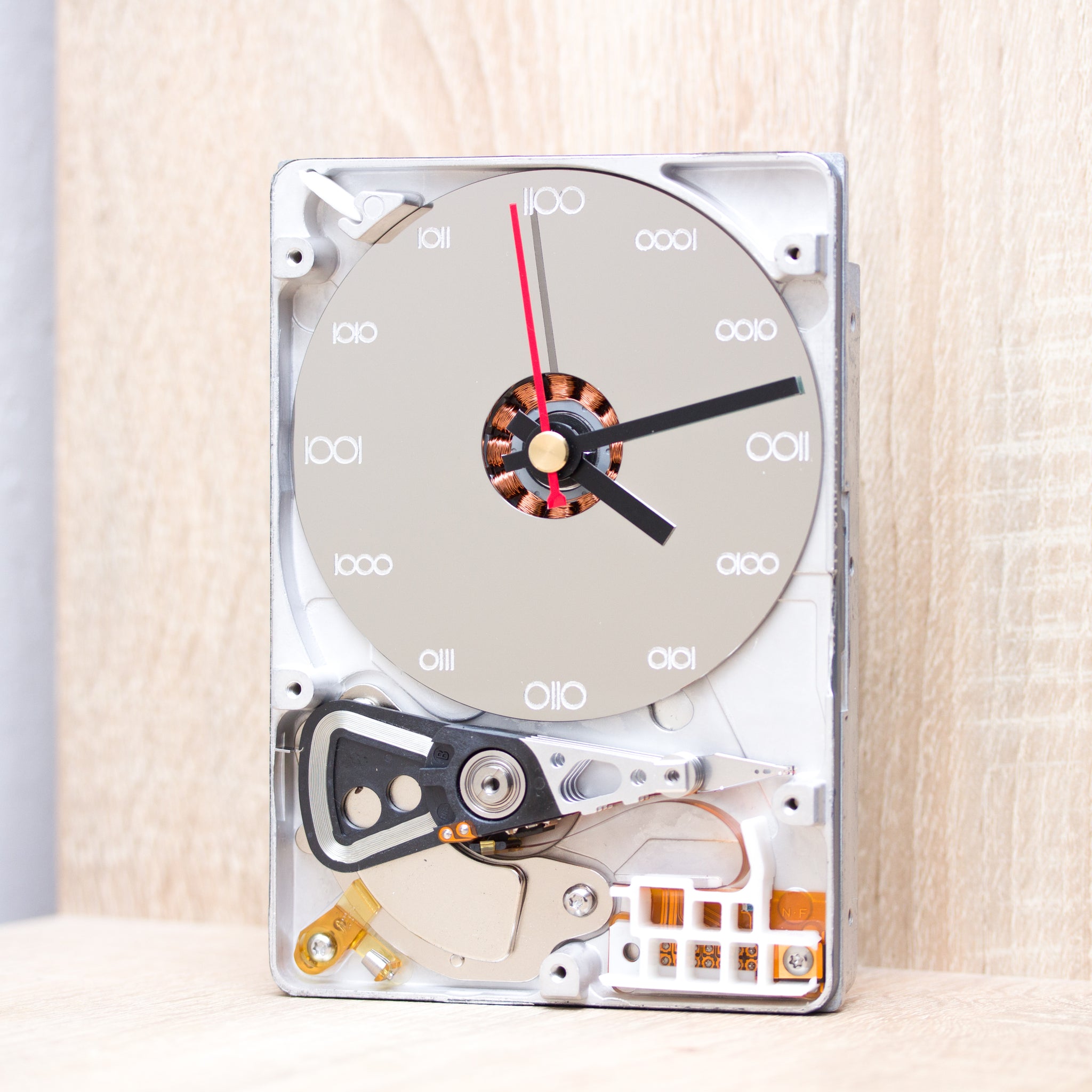 Clock for techie lover made of a recycled HDD