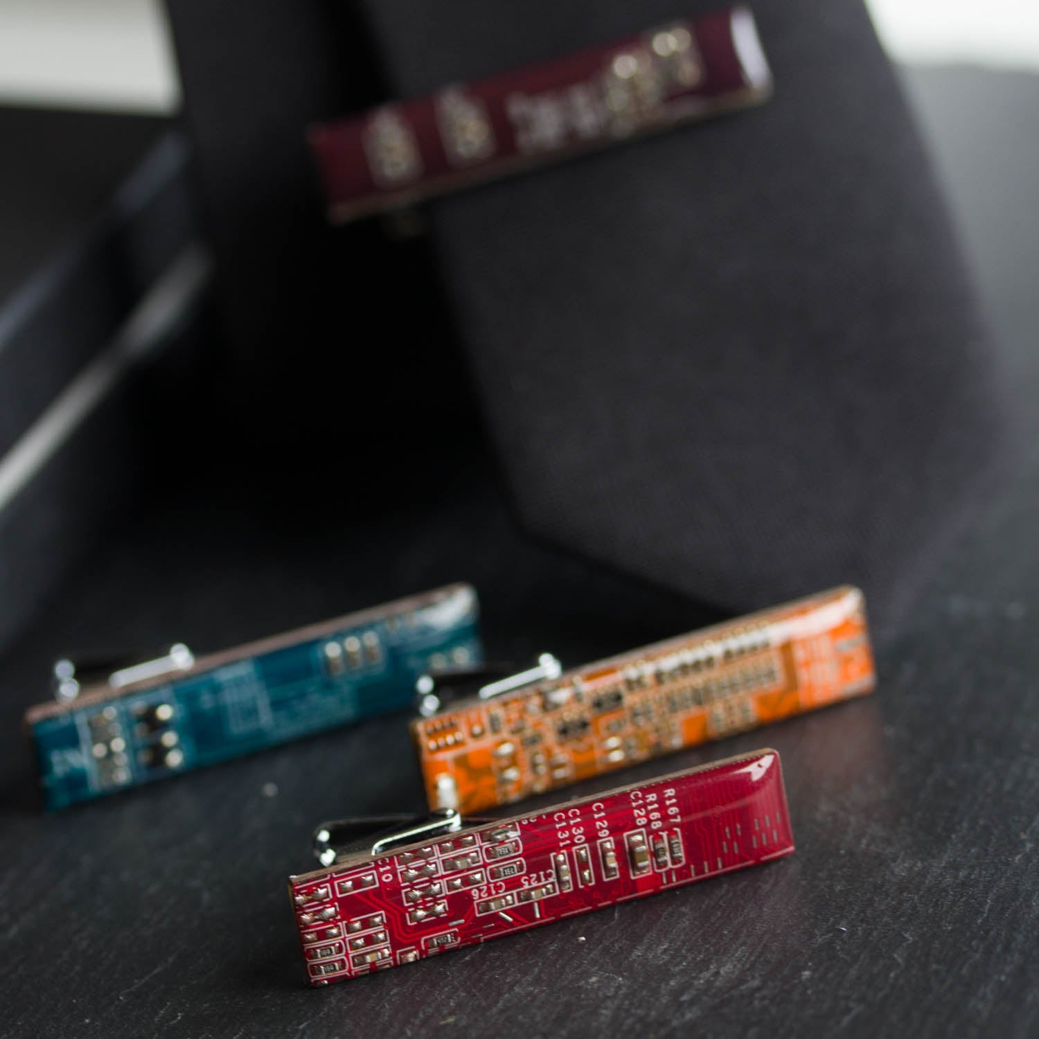 Short tie bar for a slim tie, made of circuit board