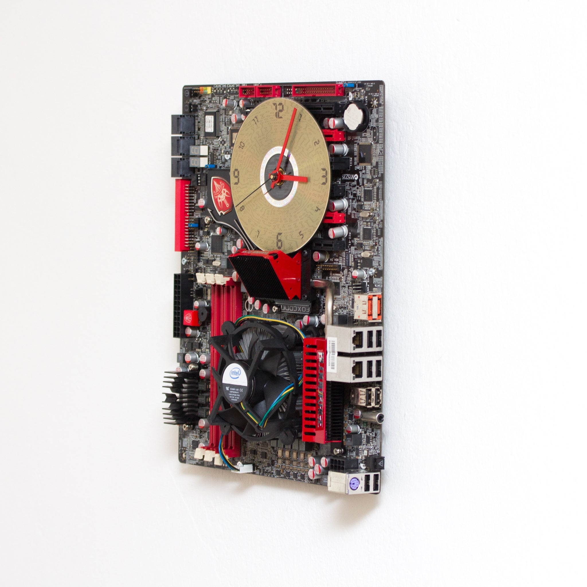 Geeky Wall Clock made of black / dark brown circuit board