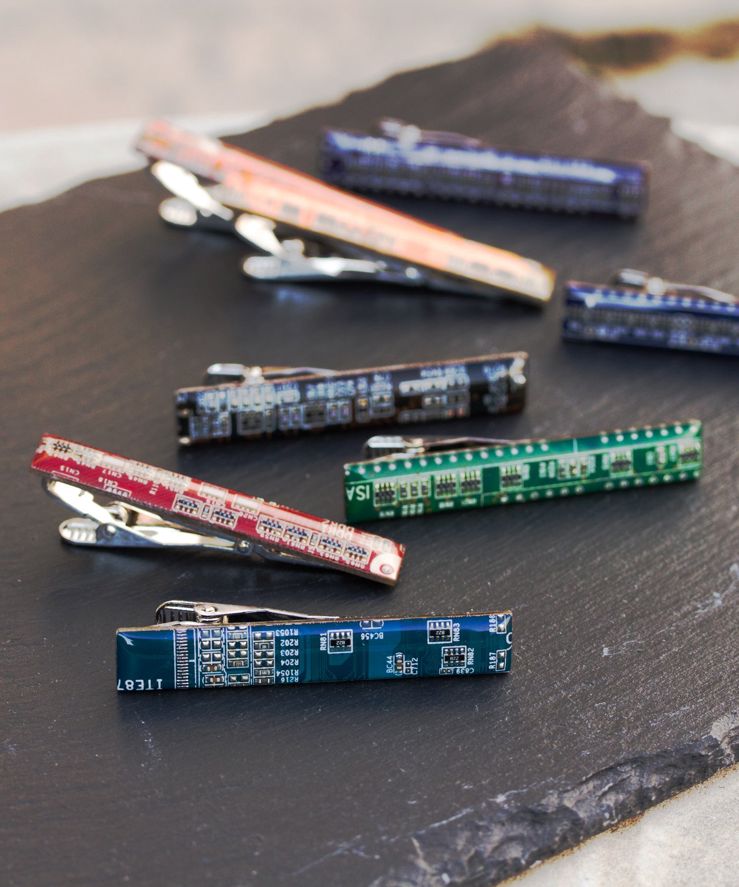 Tie bar made of circuit board