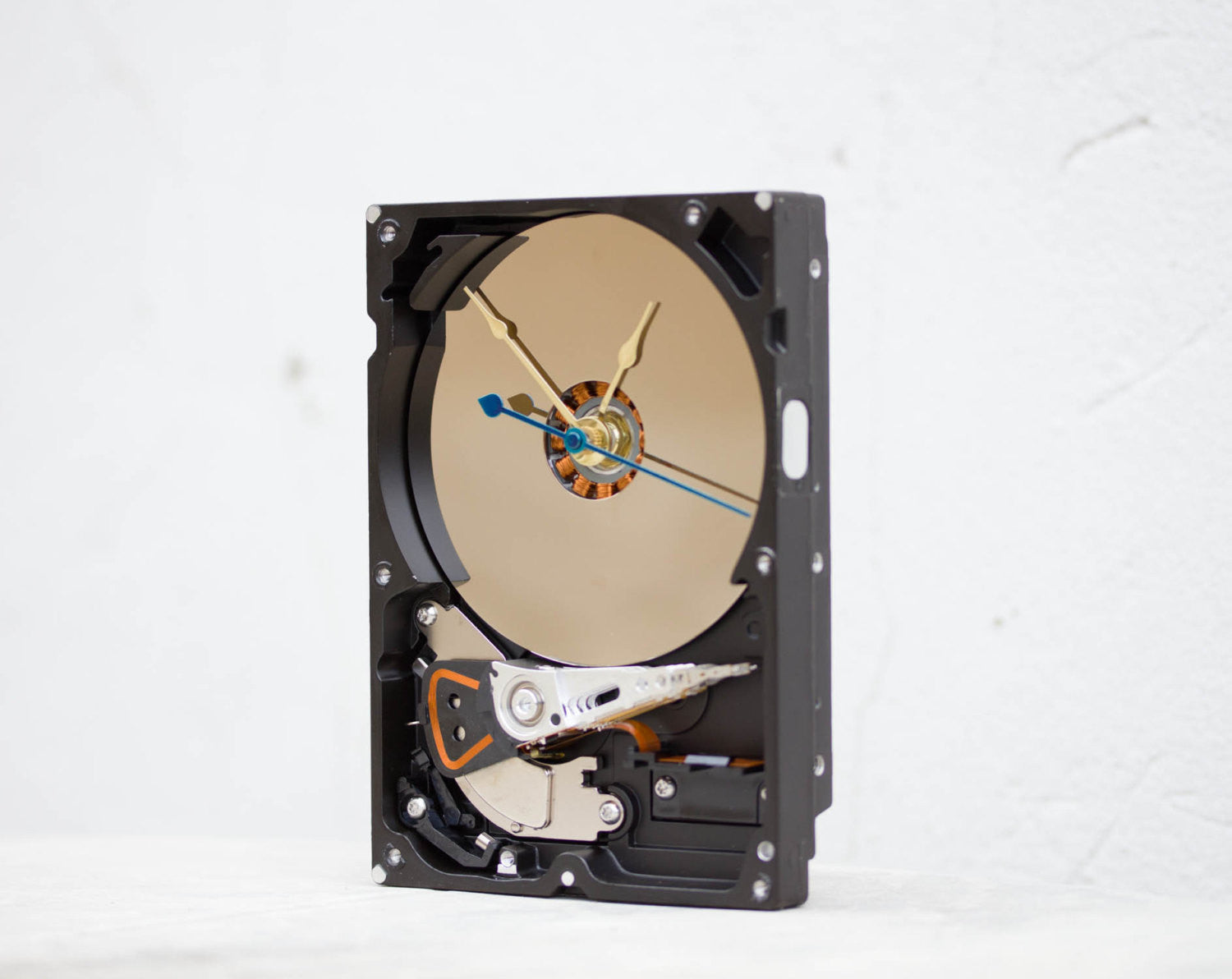 Techie Desk clock made of a recycled HDD